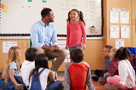 colegiala con profesor|Colegiala con profesor en clase elemental